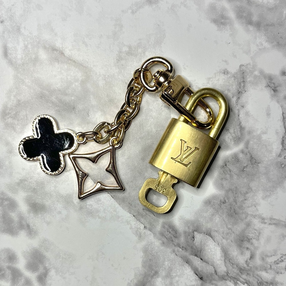 LOUIS VUITTON PadLock & Key #305 with Unbranded Gold & Black Clover Key Chain - Picture 2 of 8